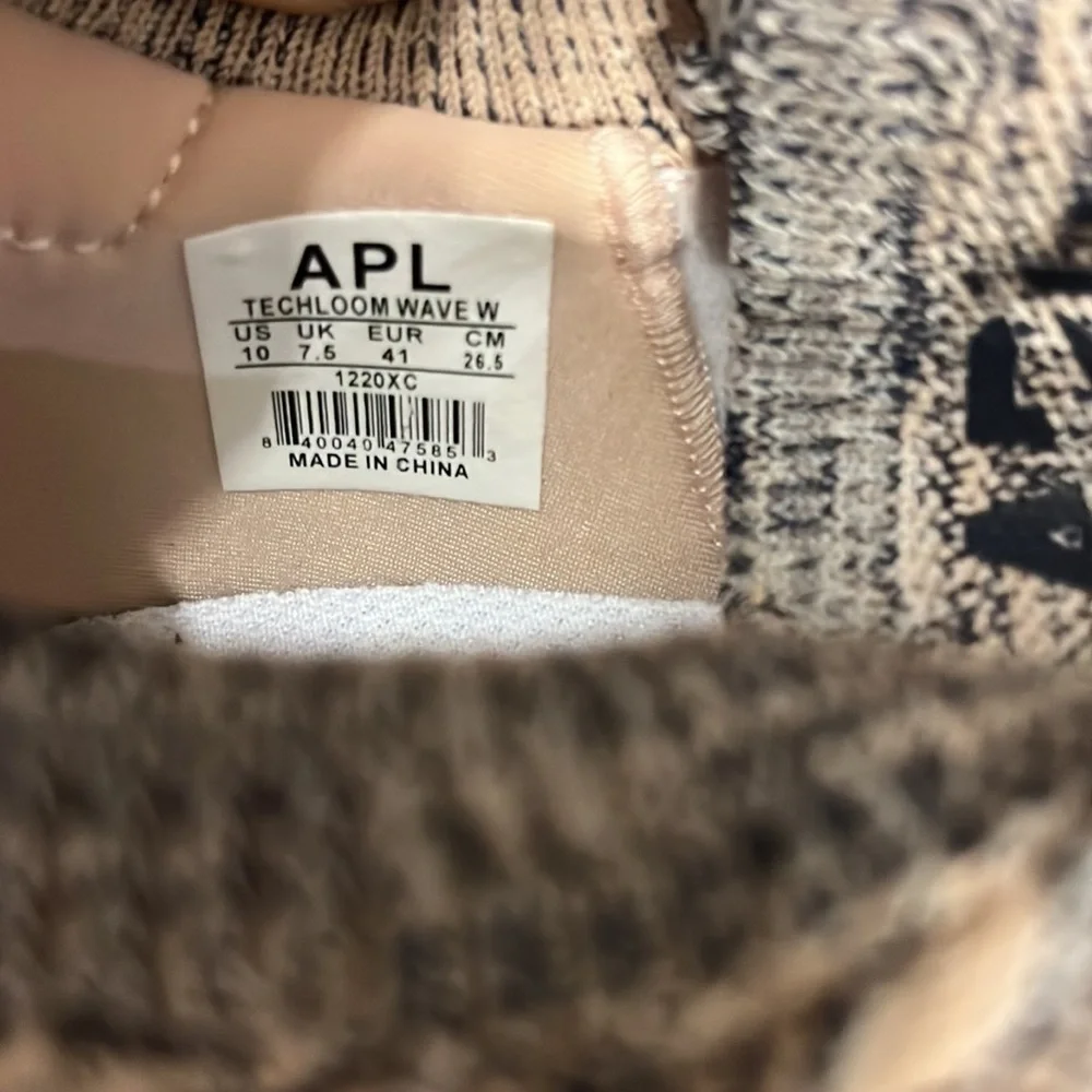 New APL Techloom Wave Mesh Knit Sneakers Navy/beige size 10